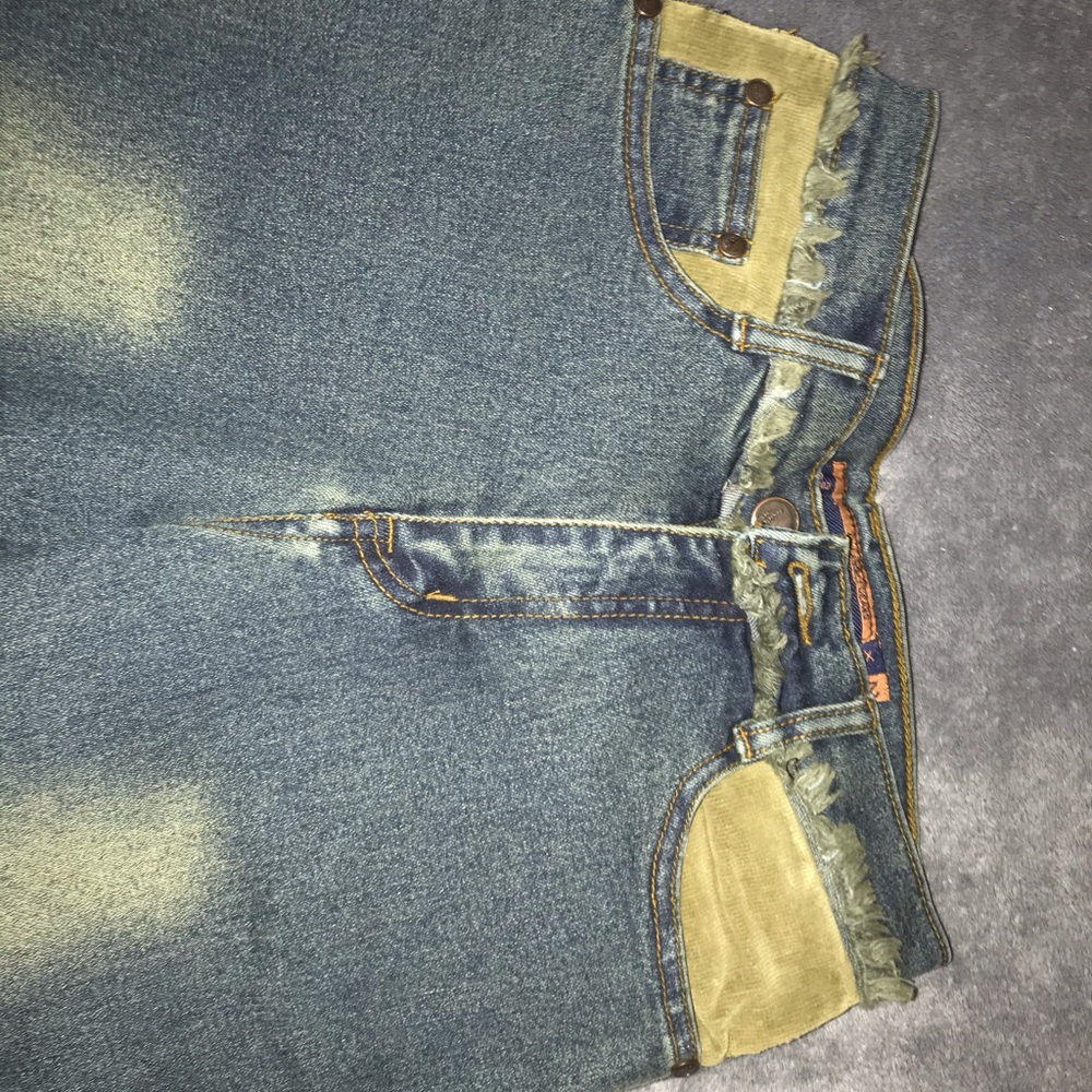 Blue jeans with corduroy pockets